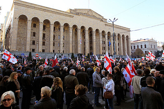 В Тбилиси протестующие заблокировали парламент