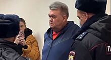 Задержанный заслуженный тренер отказался надеть маску в суде. Видео