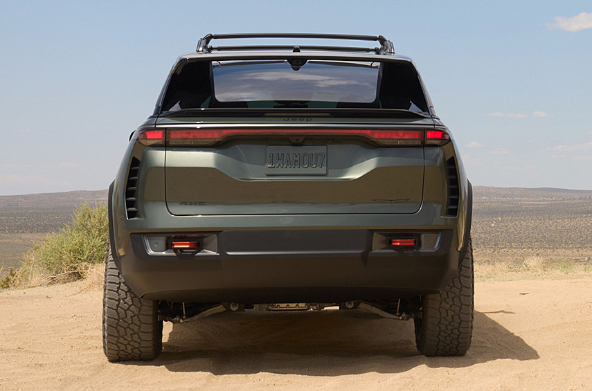 Кроме того, предусмотрена двухсегментная панорамная крыша с поперечинами для размещения багажника, палатки либо бокса. По бокам переднего бампера появились воздухозаборники.