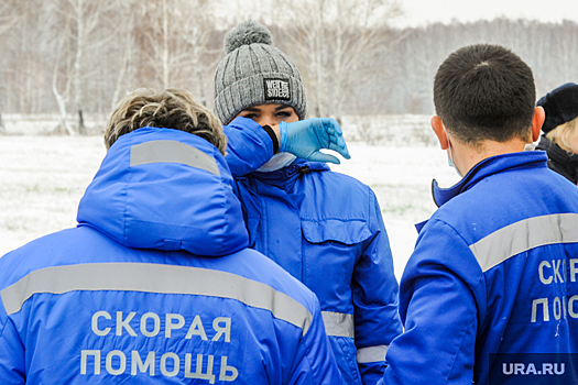 Во дворах Челябинска из-за снегопада массово застряли скорые