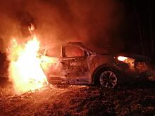 Иномарка сгорела на вологодской трассе, получив «привет» от другого автомобиля