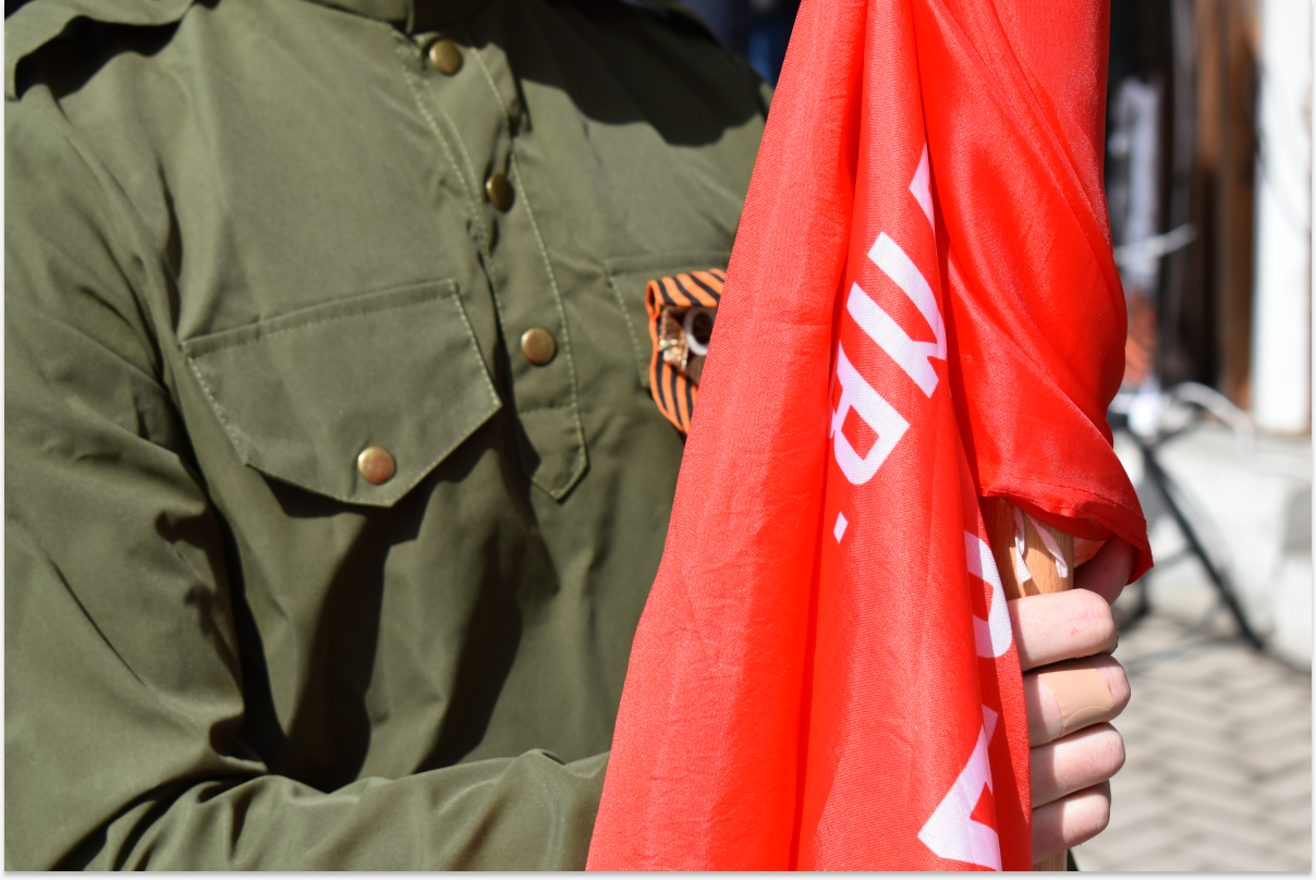 Подростки из Томска подожгли Знамя Победы и попали под уголовное преследование