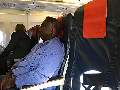 Авиапутешественникам дали совет, как крепко спать в самолете