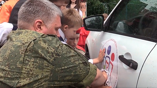 Российские военнослужащие передали Луганскому детдому призы, выигранные в «Поле чудес»