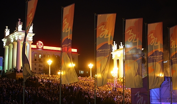 В Волгограде ярко завершили четвертый молодежный фестиваль #ТриЧетыре