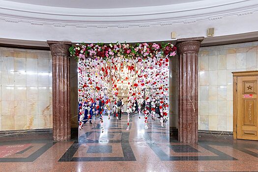 Открытки на улицах, цветы и концерты в метро: Как Москва встретит Международный женский день