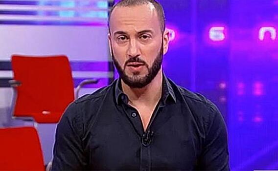 С чувством брезгливости