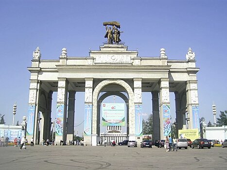 «Тракториста и колхозницу» отреставрировали на арке Главного входа ВДНХ