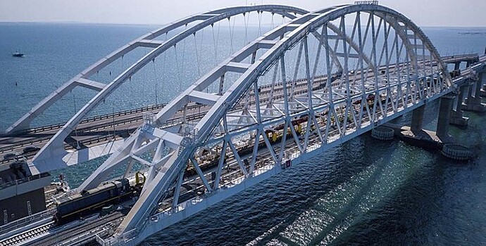 Откуда на Крымском мосту появились поезда