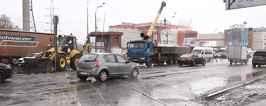 В Красногорске на Волоколамском шоссе ремонтируют железнодорожный переезд