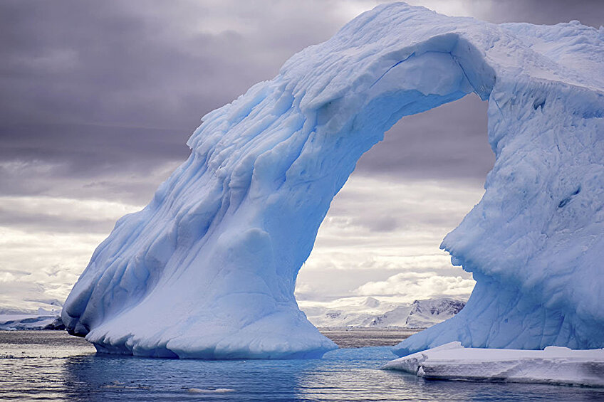 Айсберг, плывущий в море у берегов Антарктиды