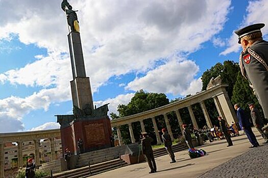 Посол пожаловался на неонацистский символ у советского памятника в центре Вены
