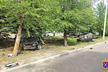 ВАЗ-21099 разорвало пополам после удара о дерево, два человека погибли