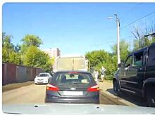 В Волгаре военные УАЗы с пулеметами объезжали пробку по тротуару