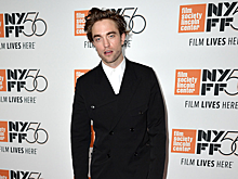 Хаос на голове, носки до колен и «элегантные» шорты: Роберт Паттинсон вышел в свет в сомнительном образе