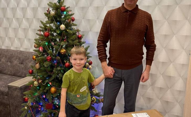 Руководитель Администрации Курской области подарил мальчику беговел