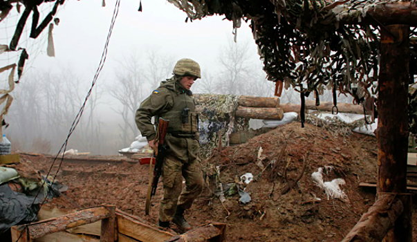 Двое украинских силовиков ранены при взрыве в Донбассе