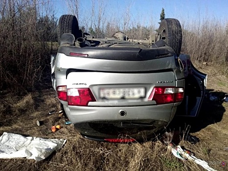 В Волгоградской области машина перевернулась и встала на крышу, пострадали пенсионерка и подросток