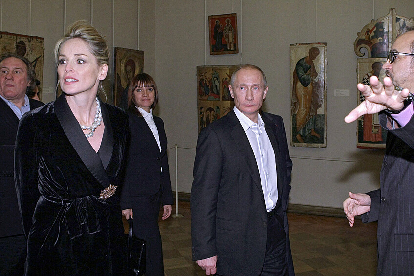 Бывший премьер-министр РФ Владимир Путин и актриса Шэрон Стоун в Русском музее в Санкт-Петербурге, 2010 год