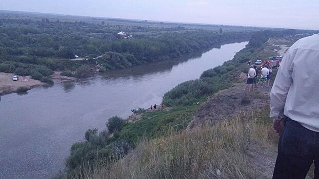 Автомобиль с ребенком скатился в реку в Петропавловске
