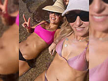 Актриса Джессика Альба снялась в купальнике на пляже