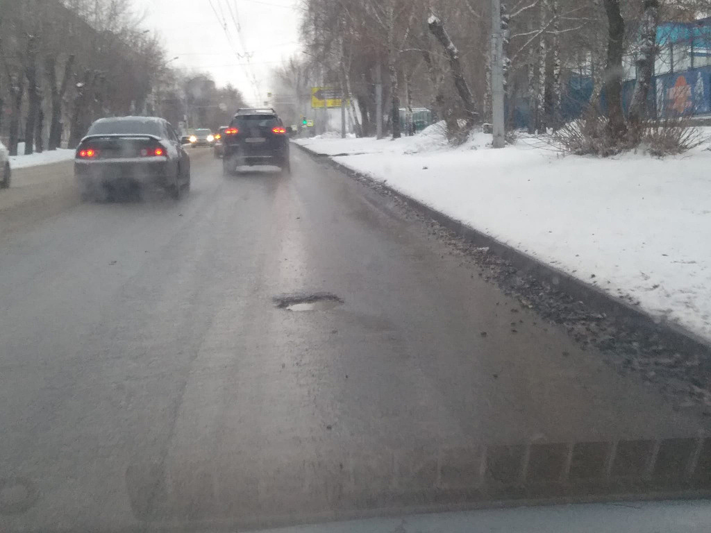 Свежий ремонт на улице Ватутина в Новосибирске превращается в ямы