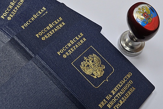 Полиция оформила вид на жительство трем гражданам европейских стран