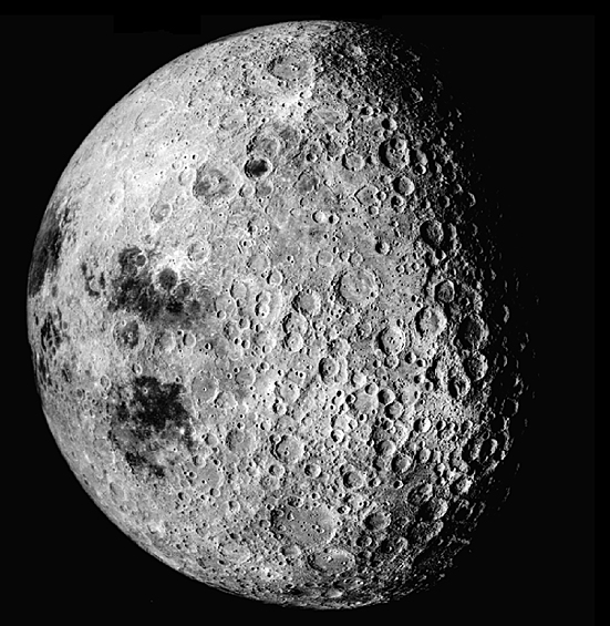 Обратная сторона Луны, сфотографированная во время десятого пилотируемого полета Apollo 16 в апреле 1972 года