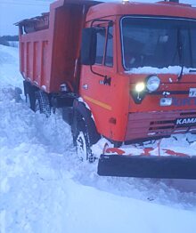 Спасатели в Саратовской области пробивают дороги к заблокированным снегопадом жителям сел и деревень