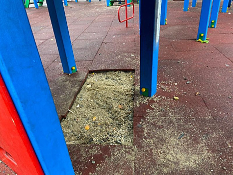 Вандалы устроили погром на детской площадке в Анжеро-Судженске