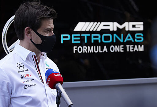 Босс Mercedes прокомментировал обиду Йоса Ферстаппена