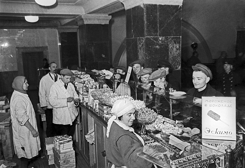 Буфет в северном вестибюле станции метро "Охотный ряд", 1935.
