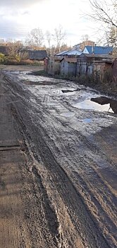 Жители Котельнича жалуются на многолетнее отсутствие дороги