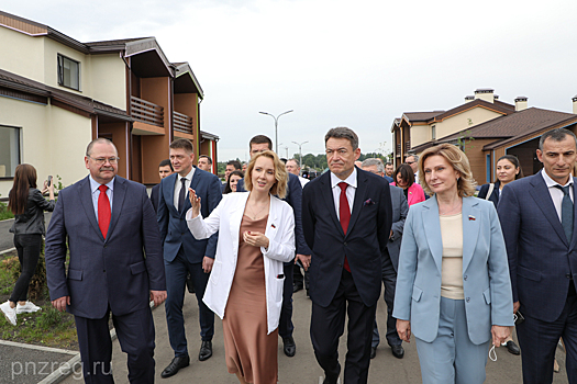 Сенаторы посетили арт-поместье «Новые берега» и Дворец единоборств «Воейков»