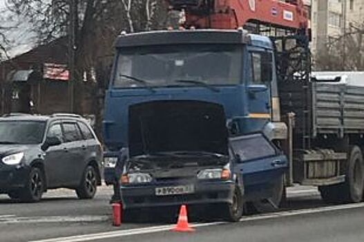 В Юрьевце грузовик врезался в легковушку