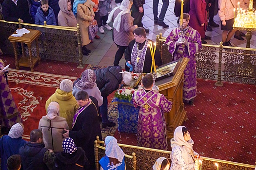 Святыне поклонились тысячи курян