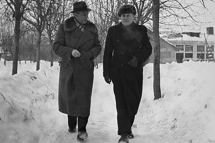 Режиссеры «Чапаева» – братья Васильевы. Режиссеры «Чапаева» братья Васильевы на самом деле никакие не братья – это творческий псевдоним однофамильцев-постановщиков Георгия и Сергея. Их первый совместный опыт случился в 1928 году – это был документальный фильм «Подвиг во льдах». В общей сложности режиссеры сняли вместе восемь картин, среди которых «Спящая красавица» и «Волочаевские дни». Дуэт распался из-за скоропостижной смерти Георгия, который скончался в 1946 году на 47-м году жизни в результате туберкулеза. После ухода товарища Сергей Васильев закончил с кинорежиссурой, переключившись на актерское апмлуа и управление киностудией «Ленфильм». Похоронены друзья-кинематографисты вместе на Новодевичьем кладбище.