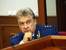 Евгений Куйвашев на прощание наградил Пономарева знаком отличия