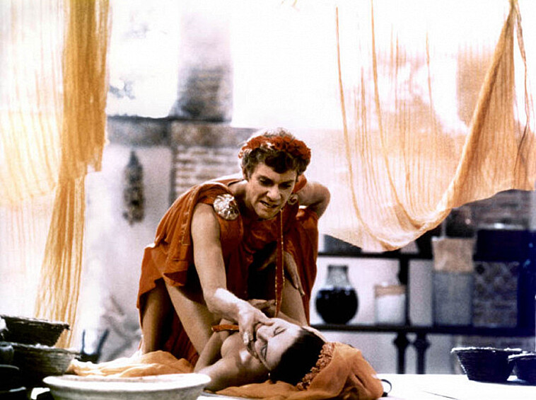 "Калигула". Фильм не допустили до широкого проката в 1979 году по причине, что фильм не содержал сцен, представляющих художественную ценность. В Ватикане фильм Тинто Брасса также назвали «отвратительным, позорным хламом».