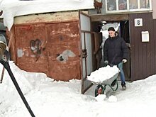 В Пензе волонтеры почистили снег у дома ветерана трудового фронта