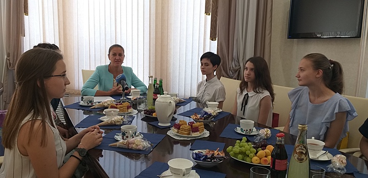Саратовские выпускники выпили чай с министром