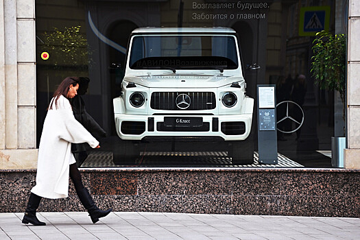 В Москве произошла авария с участием двух "Мерседесов" и такси