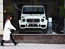 В Москве произошла авария с участием двух "Мерседесов" и такси