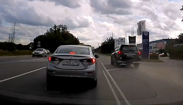 "Водитель, ты судак": на Окружной автомобилисты объезжали пробку в нарушение правил