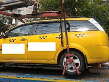 Из двора на улице Мневники убрали брошенный автомобиль