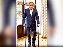 Туск снялся на видео с костылями после падения на лыжах