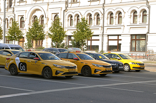 Агрегаторам такси в Москве запретили подключать к системе водителей с иностранными правами
