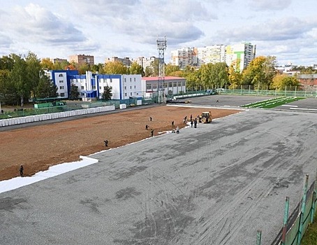 Фотофакт: газоны меняют в школе футбола в Ижевске