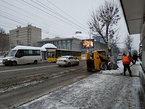 Саратовским службам дали сутки на очистку тротуаров от снега