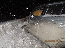 Девушка за рулём «Ниссана» столкнулась с грузовиком и влетела в сугроб под Новосибирском